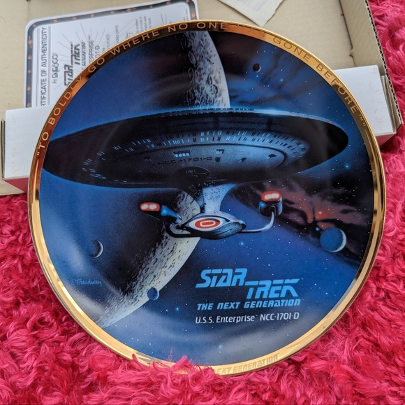 Star Trek: The Next Generation U.S.S. Enterprise NCC-1701-D Commemorative Plate - Picture 1 of 8